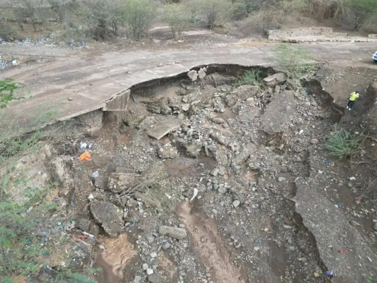 صندوق صيانة الطرق يباشر أعمال إصلاح جسر الكازمية على خط تعز - المخا