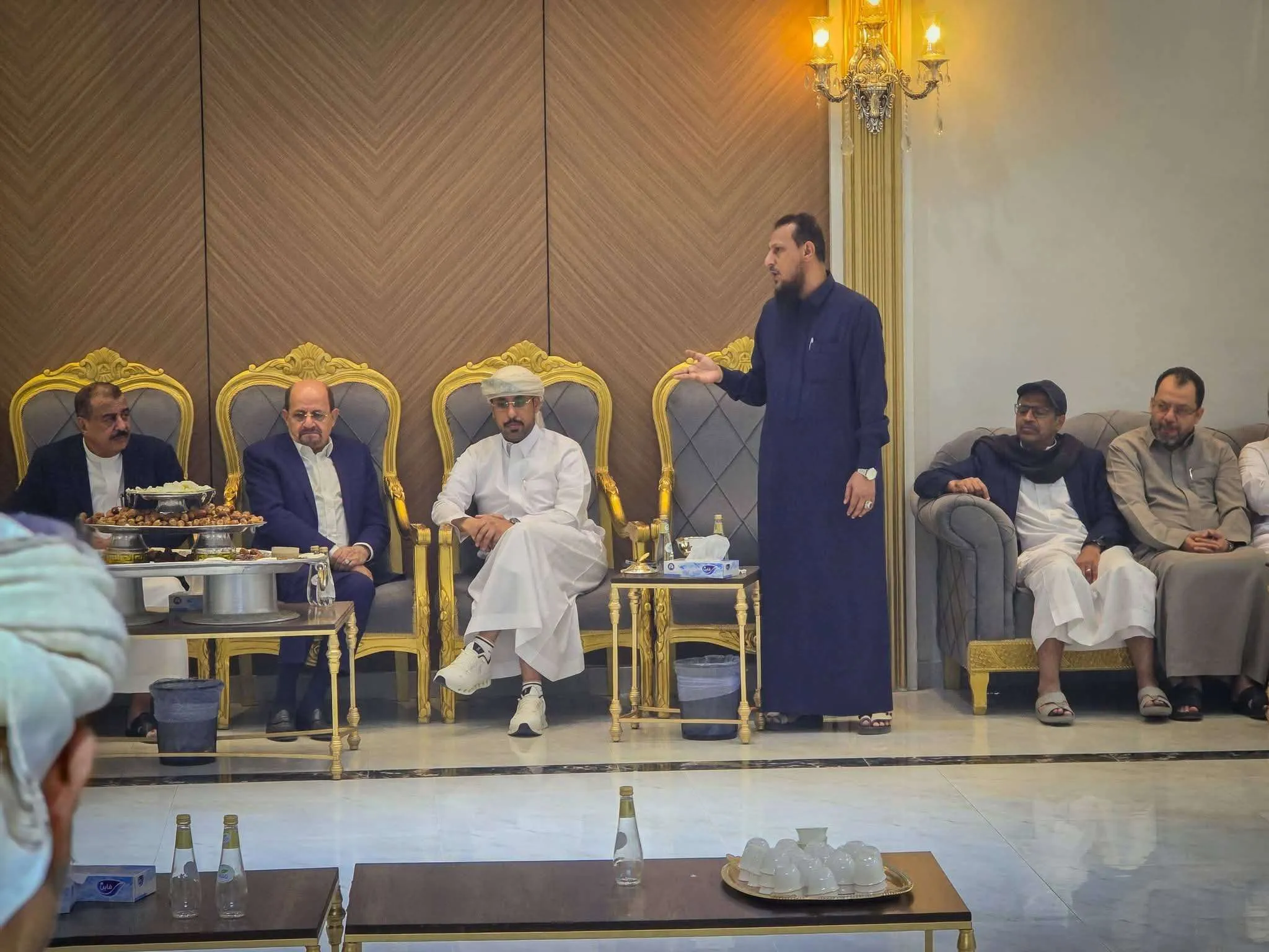 محافظ عدن يلتقي برفاقه قادة الانتقالي بالرياض بحضور رئيس الوزراء