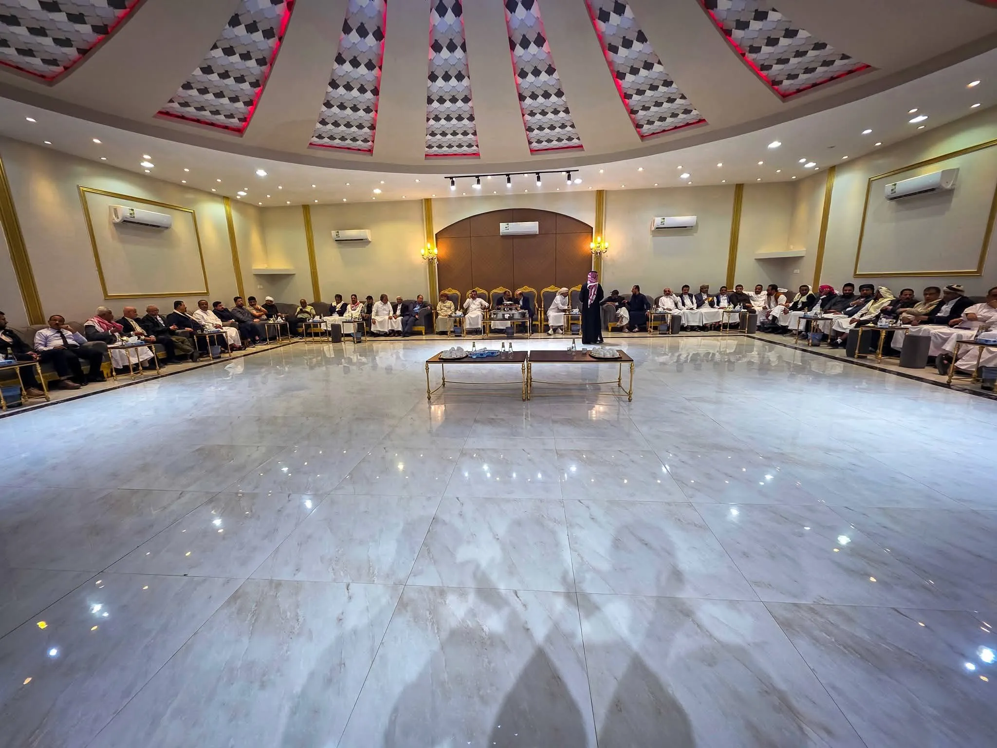 محافظ العاصمة عدن يستضيف لقاء موسعاً بحضور رئيس الوزراء وعدد من القيادات