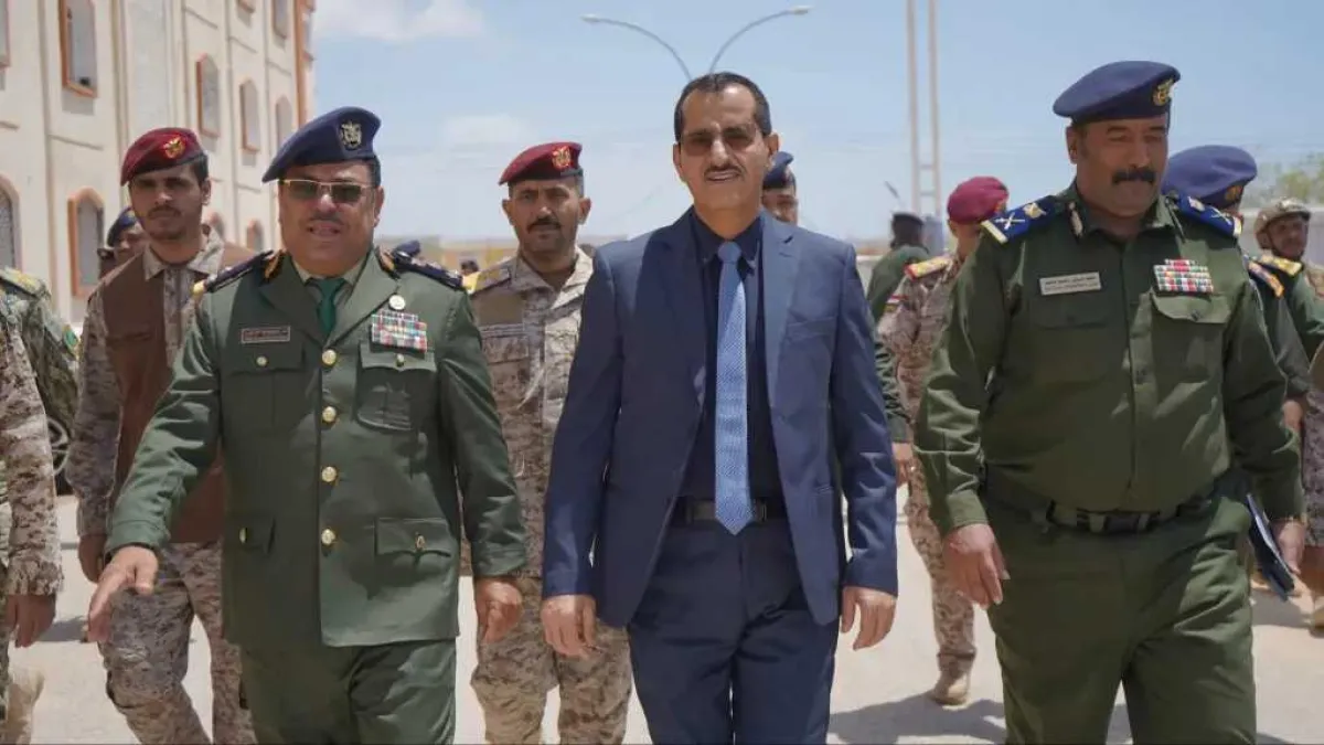 وزير الدفاع طاهر العقيلي يزور كلية الشرطة في المكلا