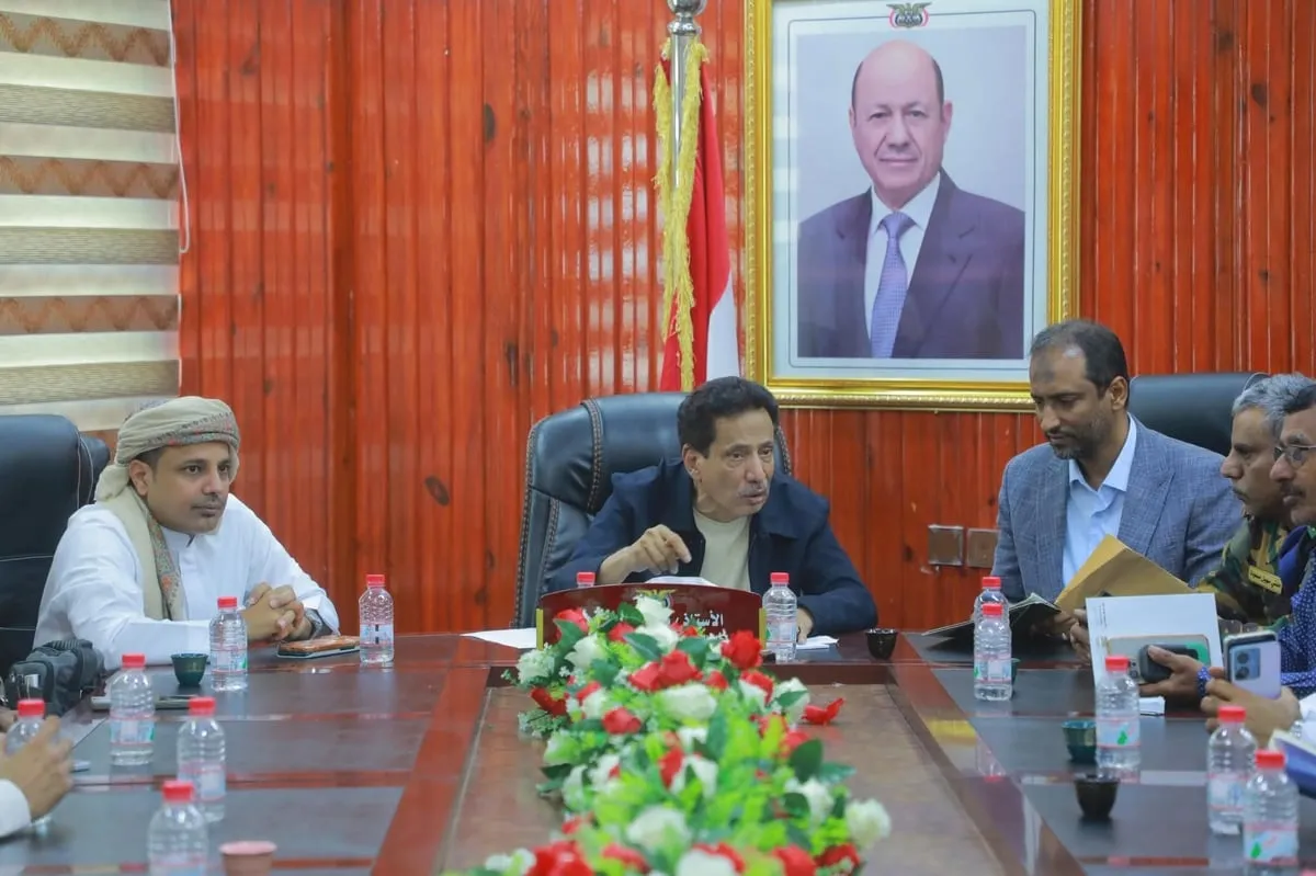 محافظ المهرة يترأس اجتماع الطوارئ ويؤكد الجاهزية لمواجهة تداعيات المنخفض الجوي