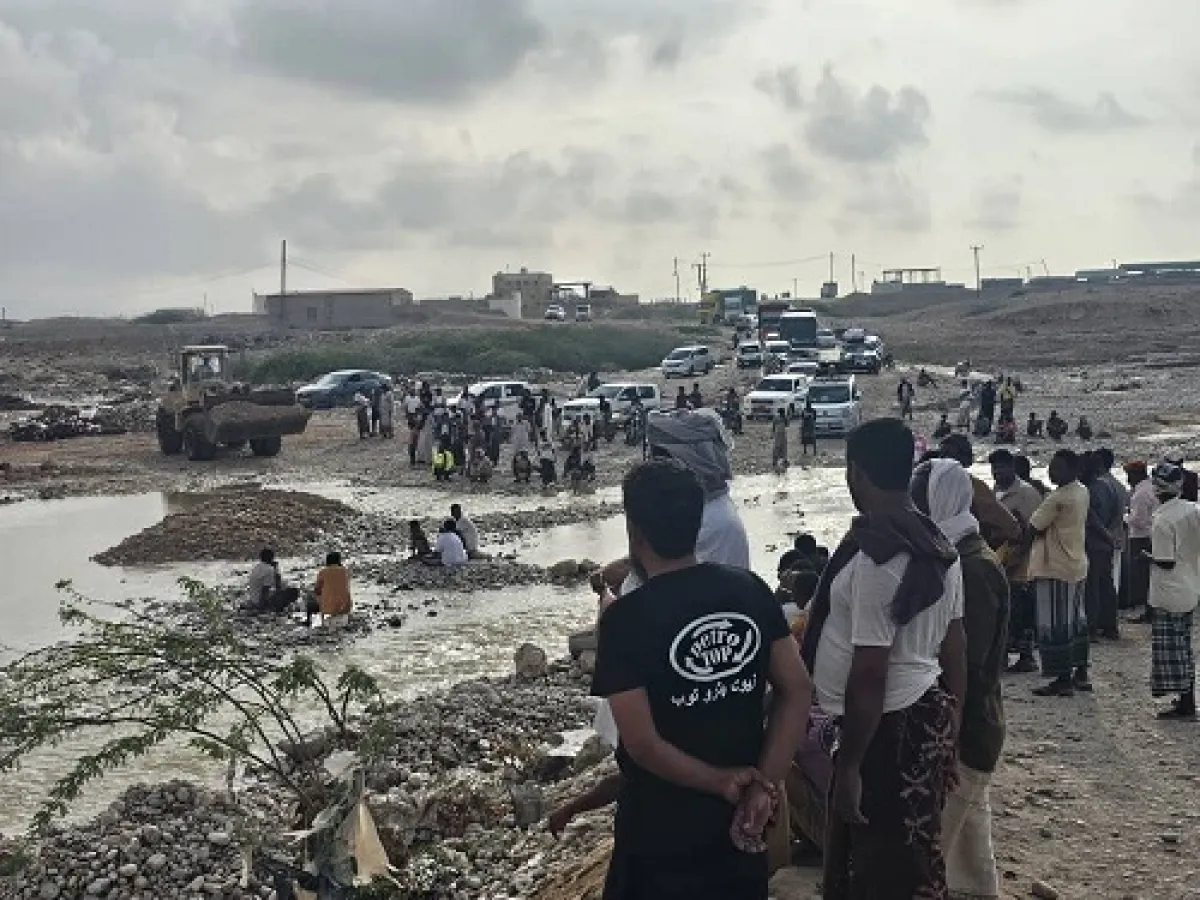 المهرة.. السلطة المحلية تعلن إعادة فتح الطريق الدولي بعد إغلاقه نتيجة سيول الأمطار