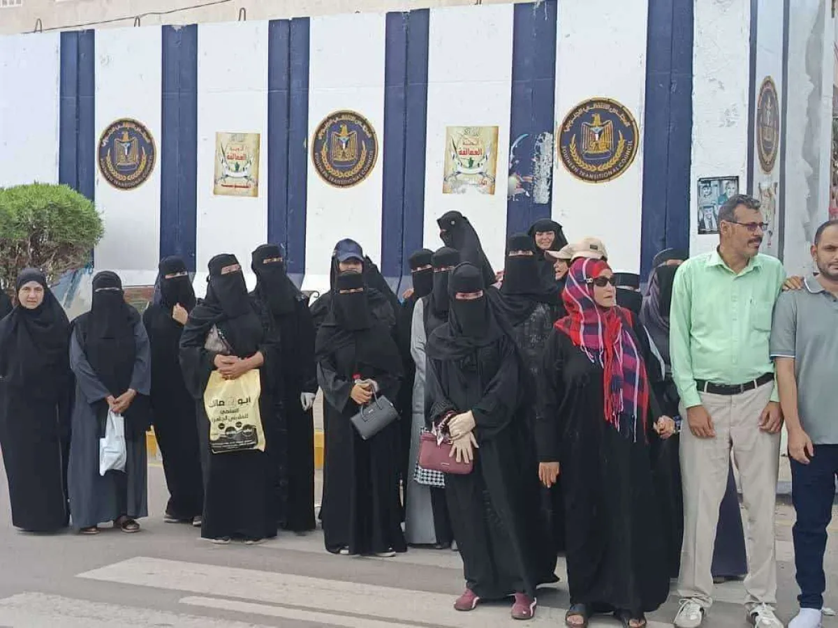 عاجل:كوادر وموظفات الانتقالي يتظاهرون بعدن