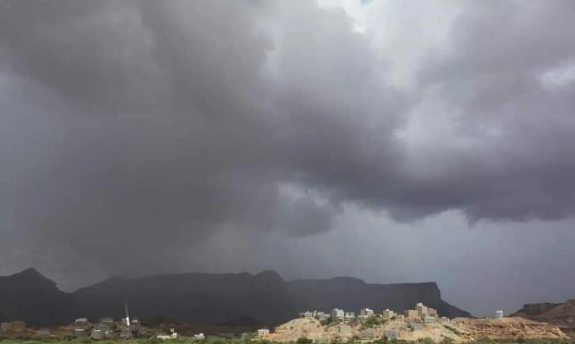 طقس غير مستقر في اليمن.. أمطار رعدية وتحذيرات من مخاطر السيول في عدة مناطق