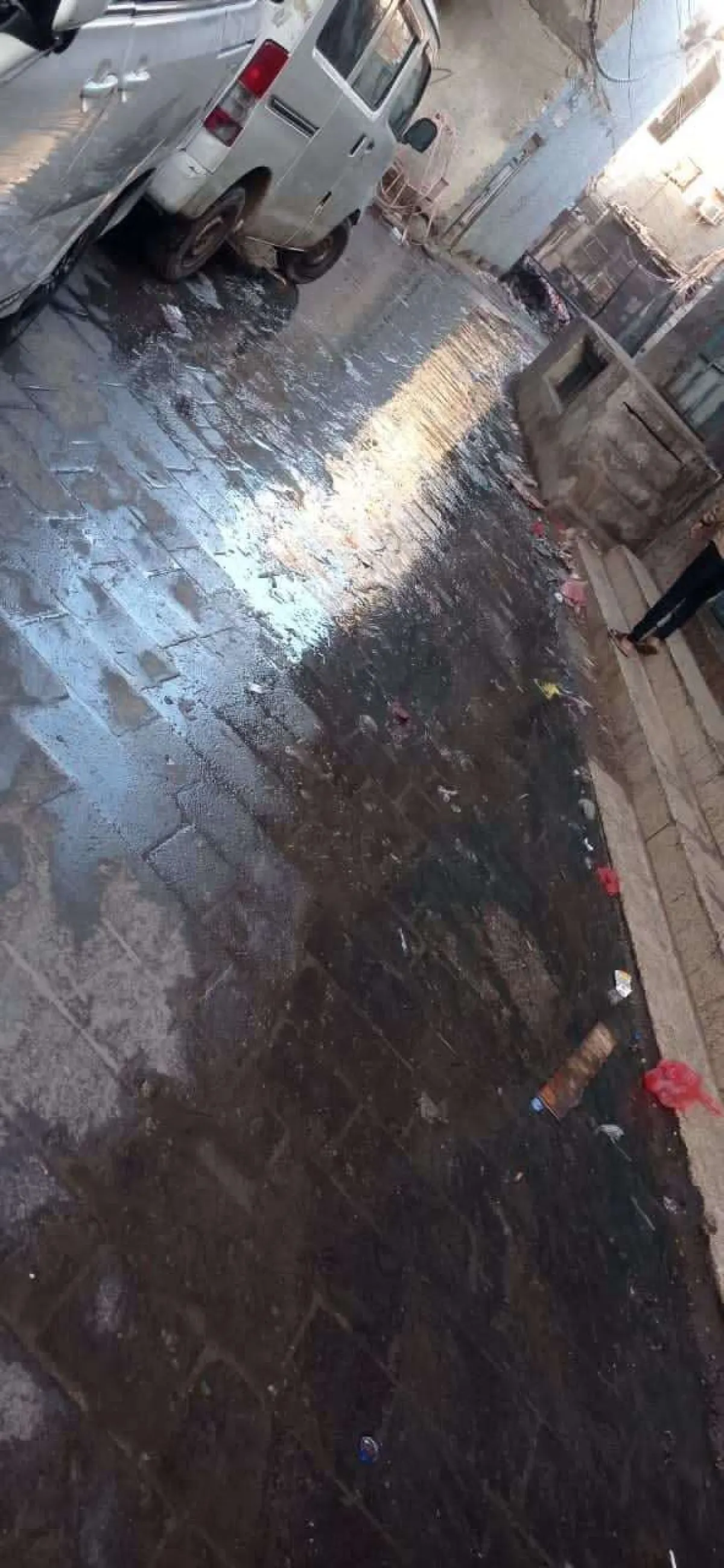 طفح مستمر لمياه المجاري في حي الخساف بعدن ومعاناة متفاقمة للسكان