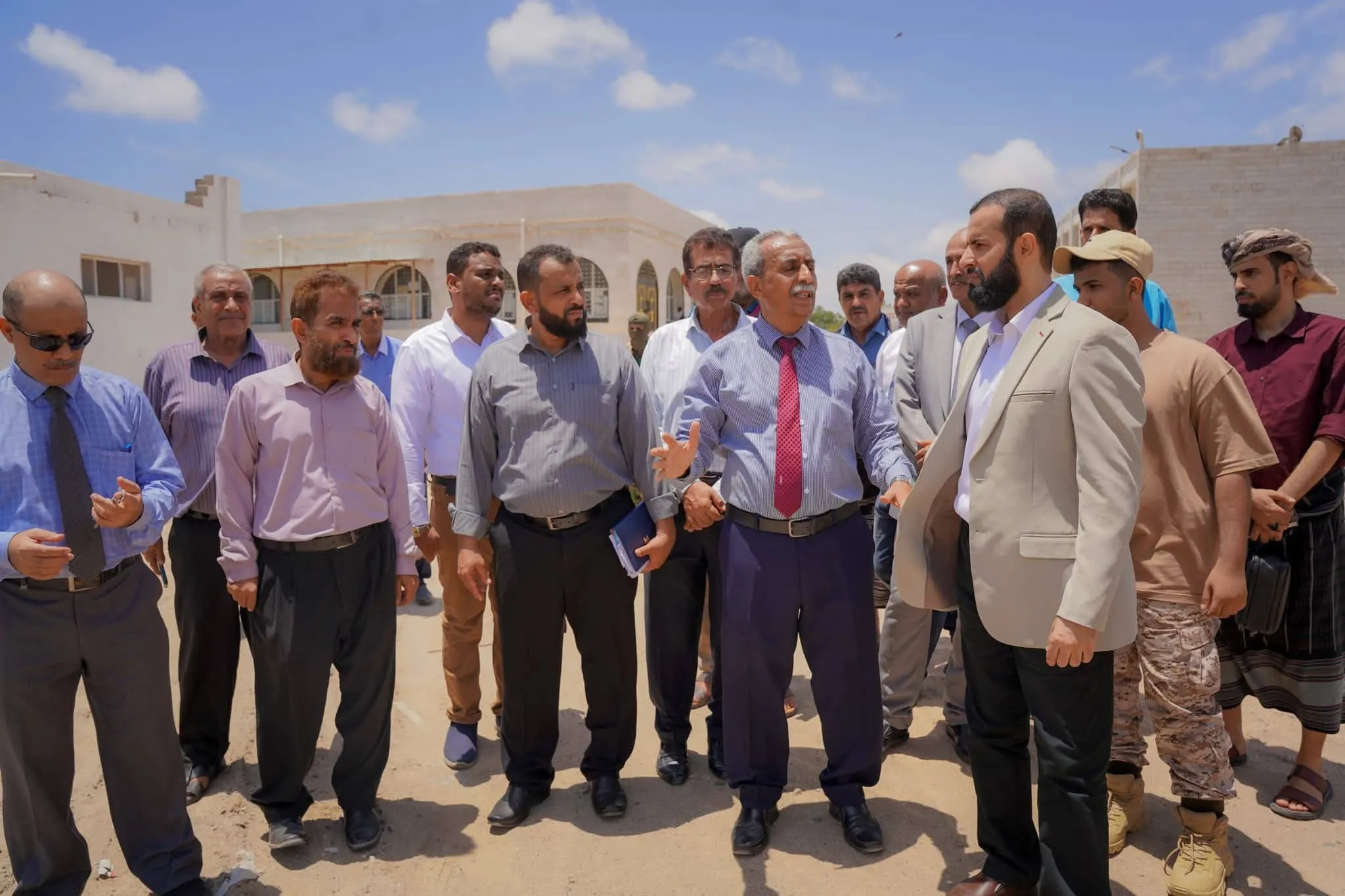 محافظ أبين يزور جامعة أبين ويشيد بما تحقق من إنجاز، ويؤكد دعم  مسيرة التعليم.