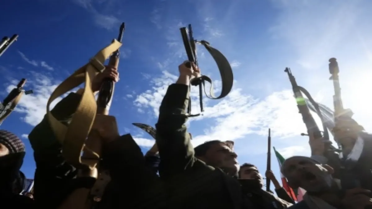 الغارديان: تصعيد الحوثيين يهدد بتوسيع الحرب الإقليمية ويزيد المخاطر على الاقتصاد العالمي