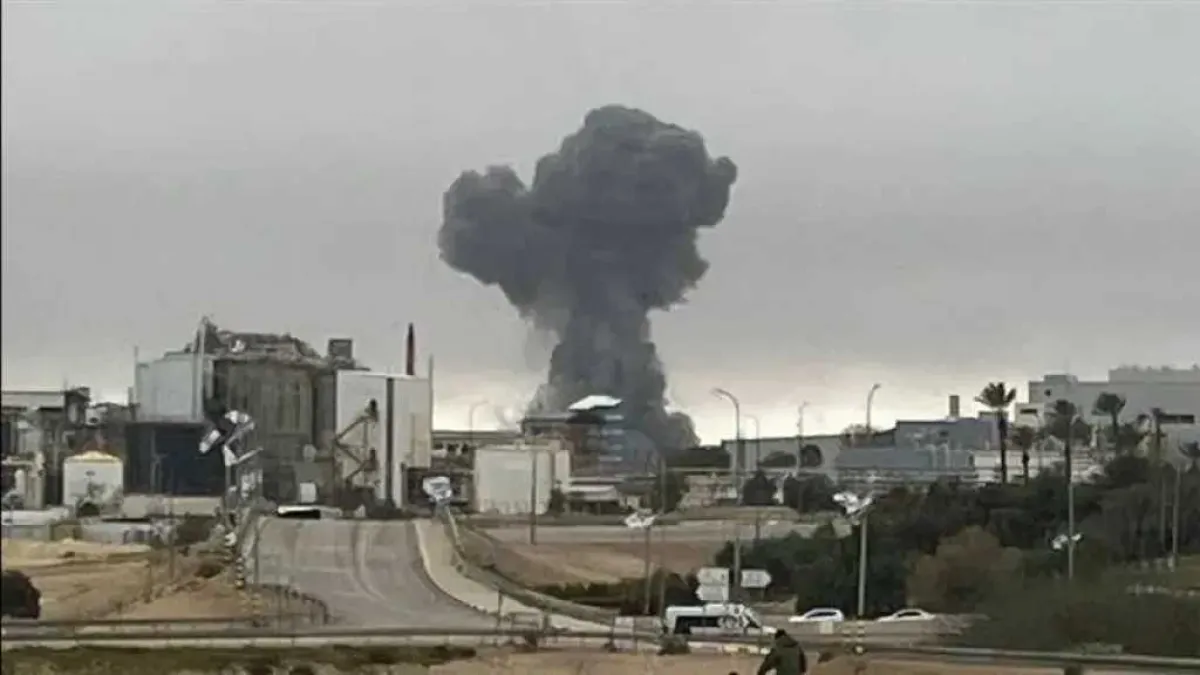 تحذيرات إسرائيلية من مواد خطيرة بعد قصف إيراني طال مصنعا للكيماويات في بئر السبع
