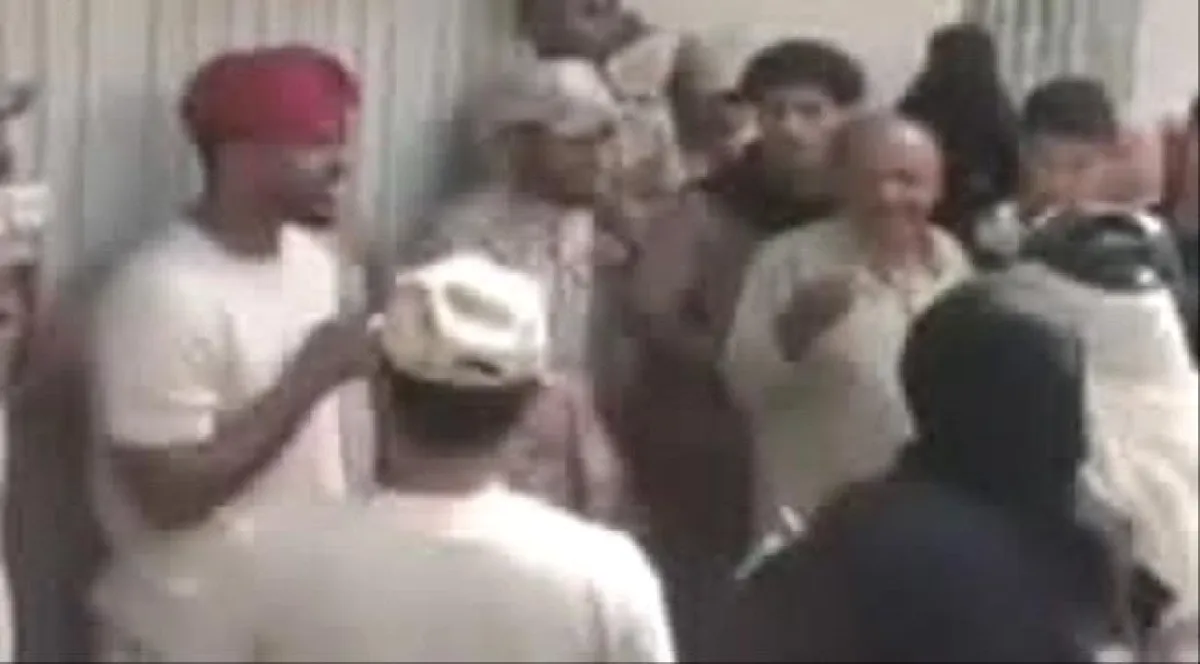 جندي في العمالقة يشعل منصات التواصل بموقف لافت ويحرج أنصار الانتقالي في عدن (فيديو)