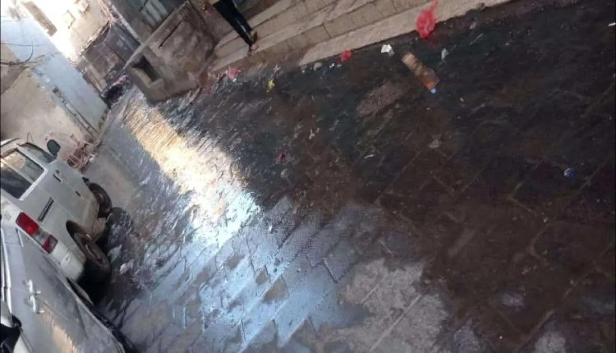 مجارٍ طافحة تخنق حي الخساف بعدن: معاناة يومية ومخاطر صحية متصاعدة