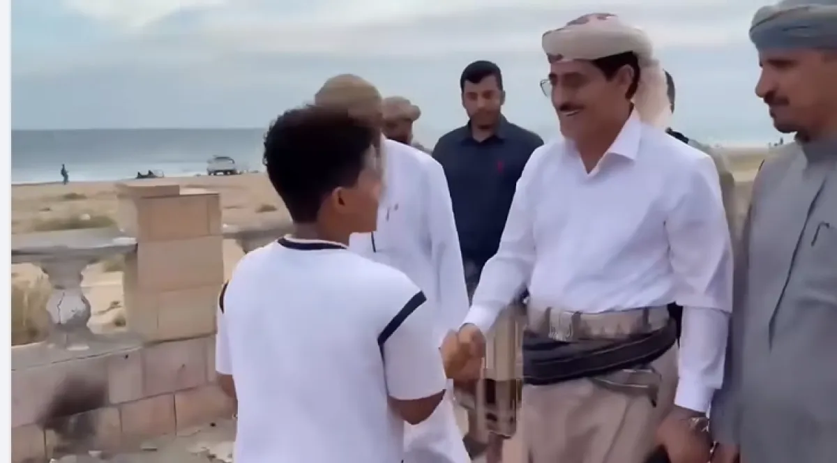 مشاهد لوزير الدفاع اليمني وهو يتجول بالزي المدني في كورنيش المكلا 