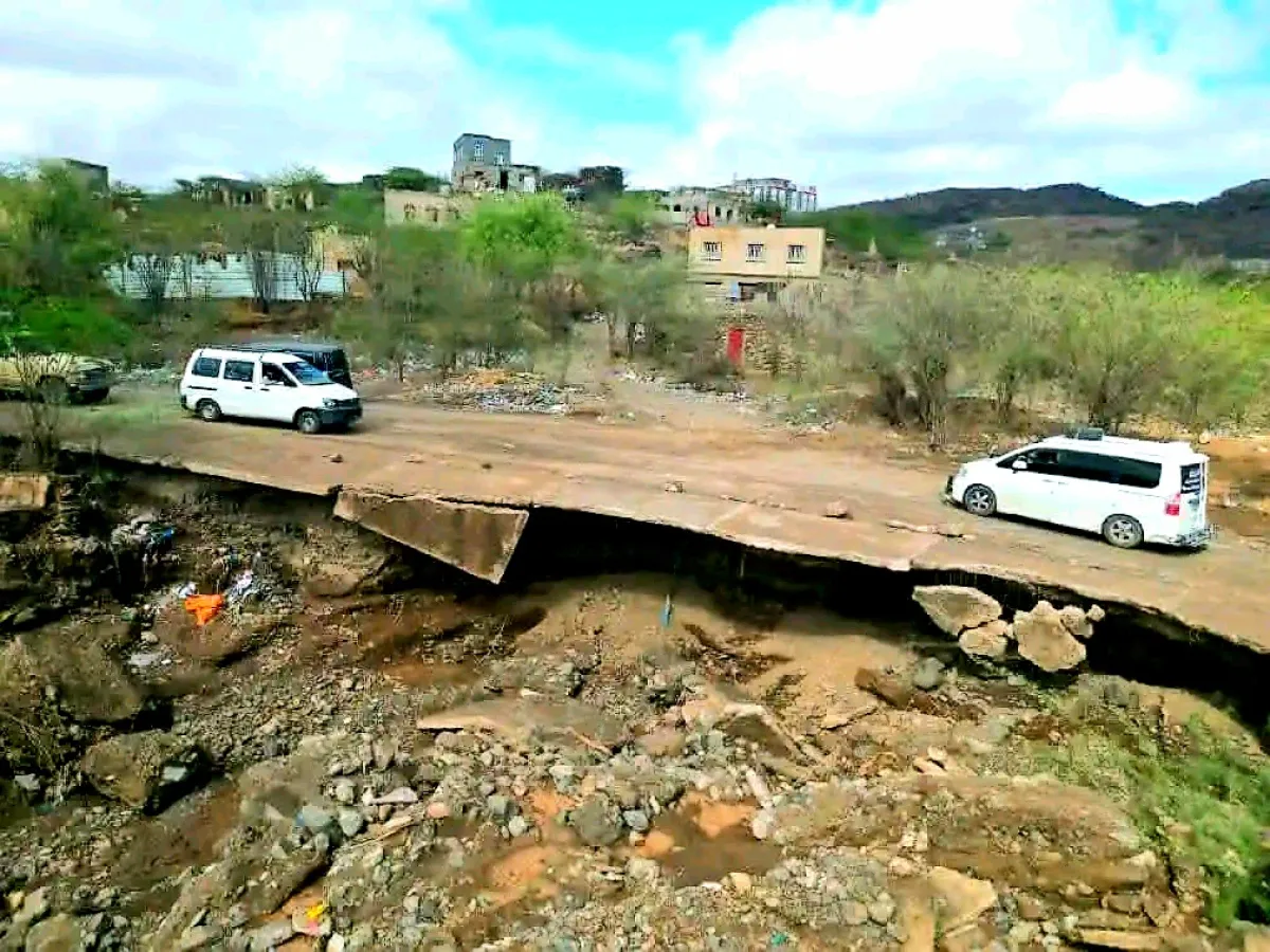 وزير الأشغال يوجه بإصلاح جسر “المكازمة” وحصر أضرار سيول الأمطار غرب تعز