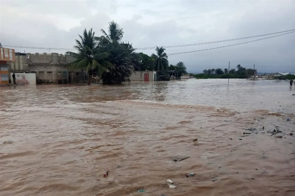 انهيار سد ترابي في ساحل حضرموت وسيول تجتاح منازل المواطنين