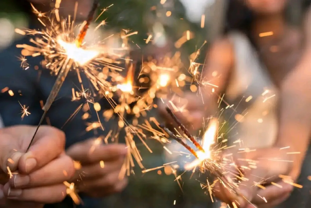 عبث طفل بالألعاب النارية يتسبب بوفاة شقيقته وإحتراق منزلين في الخوخة بالحديدة