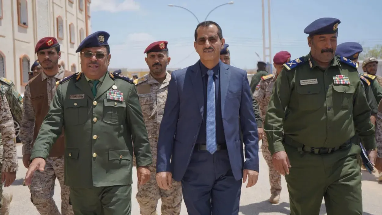 وزير الدفاع يتفقد كلية الشرطة بالمكلا ويشدد على تعزيز الجاهزية والانضباط