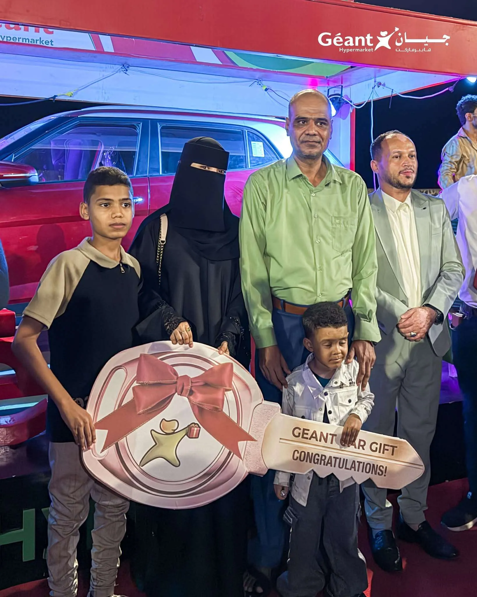 شابة تفوز بسيارة فارهه مقدمة من جيان بعدن مول