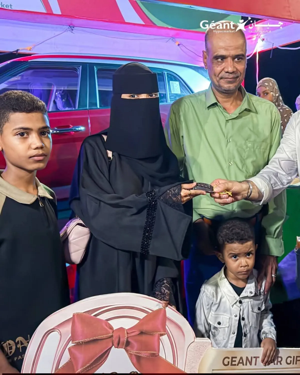 طالبة بكلية اللغات تفوز بسيارة اليانصيب المقدمة من جيان هايبر