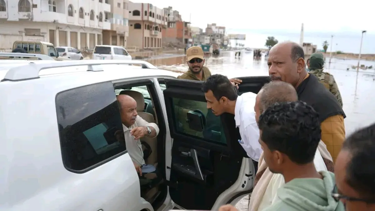 عضو مجلس القيادة محافظ حضرموت يتفقد أحوال المواطنين بالمكلا بعد الأمطار الغزيرة