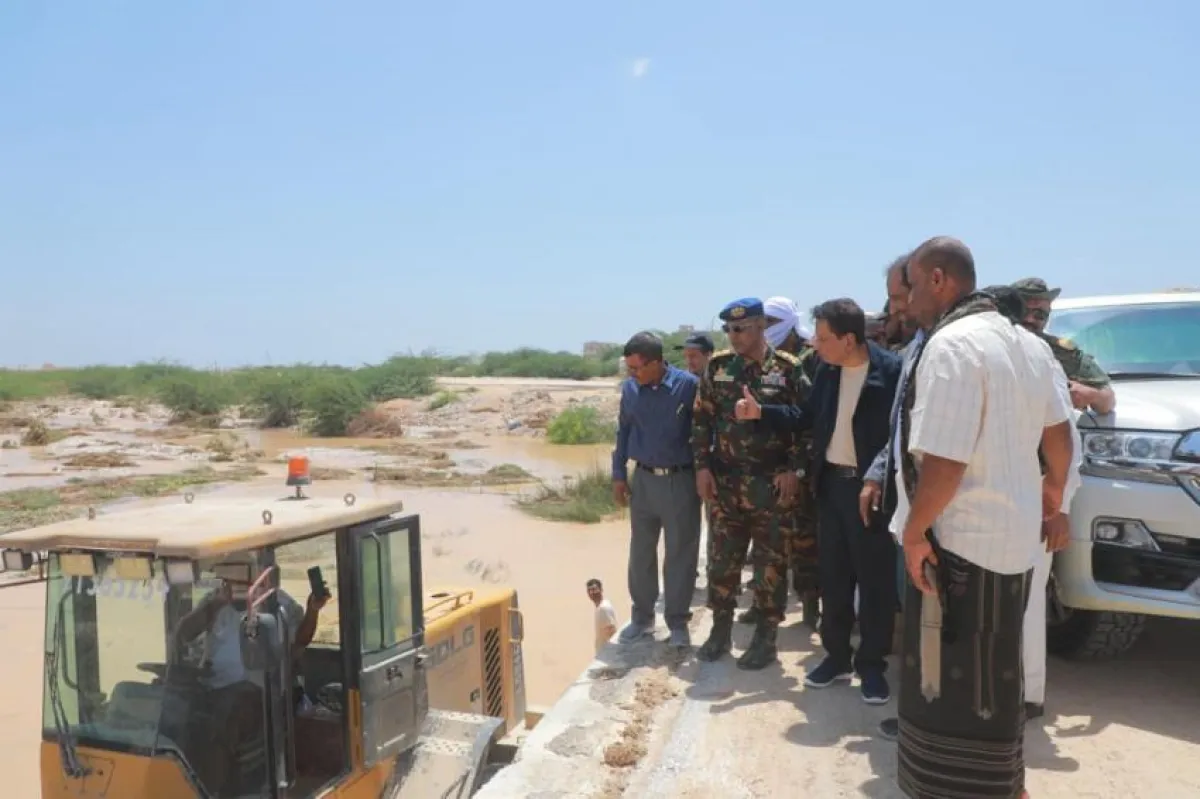 محافظ المهرة يطّلع على أعمال تنظيف الجسور والعبّارات 