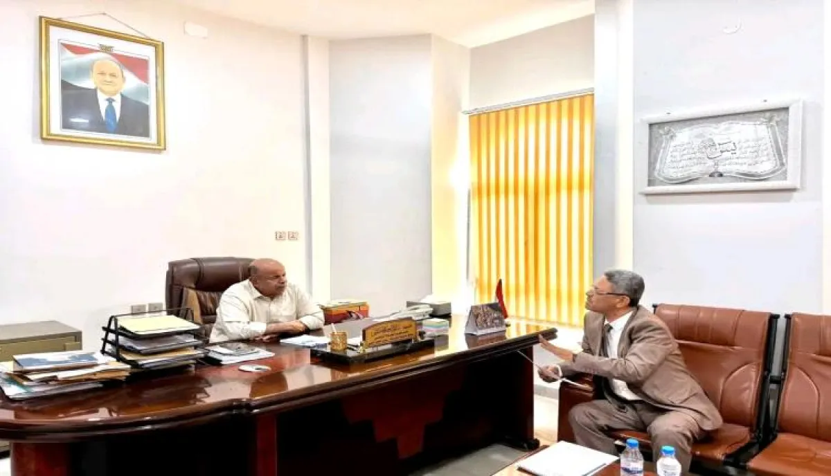 الخنبشي يناقش أوضاع صندوق النظافة والتحسين بوادي حضرموت والصحراء