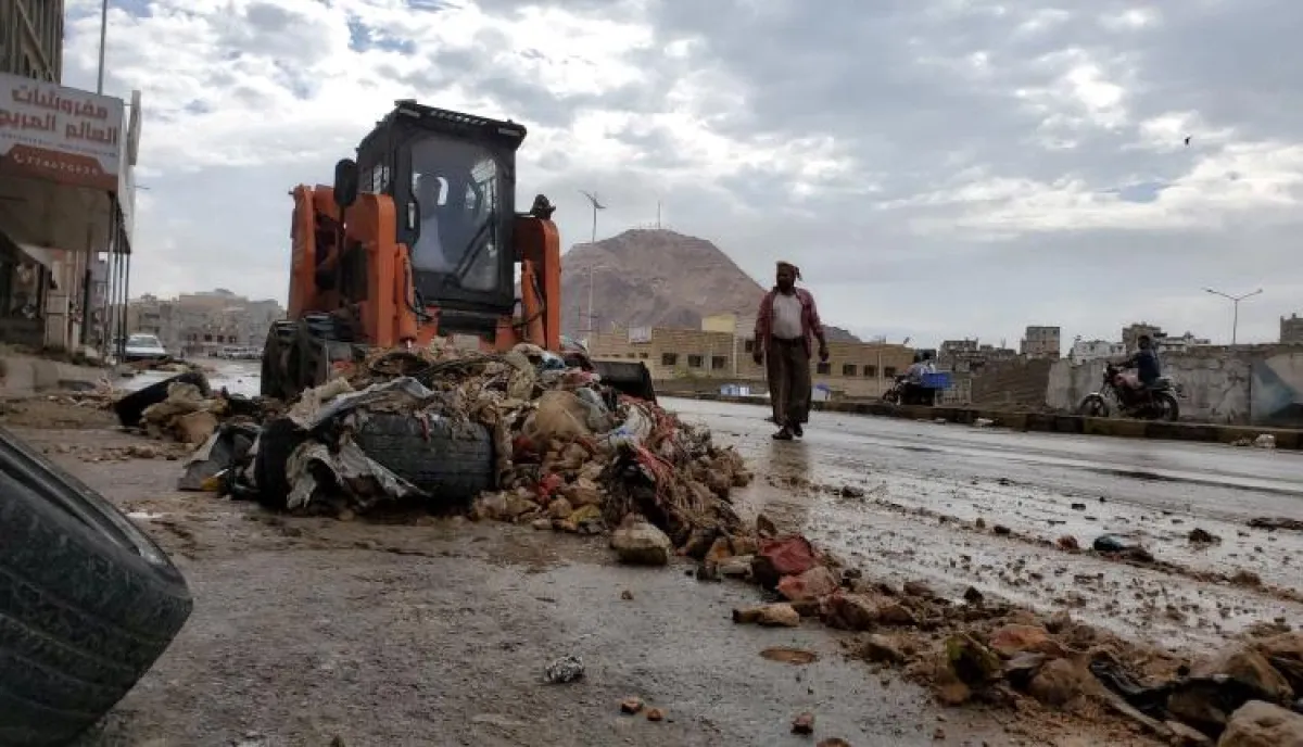 استجابة عاجلة في المكلا لمعالجة أضرار الأمطار وتحسين حركة السير