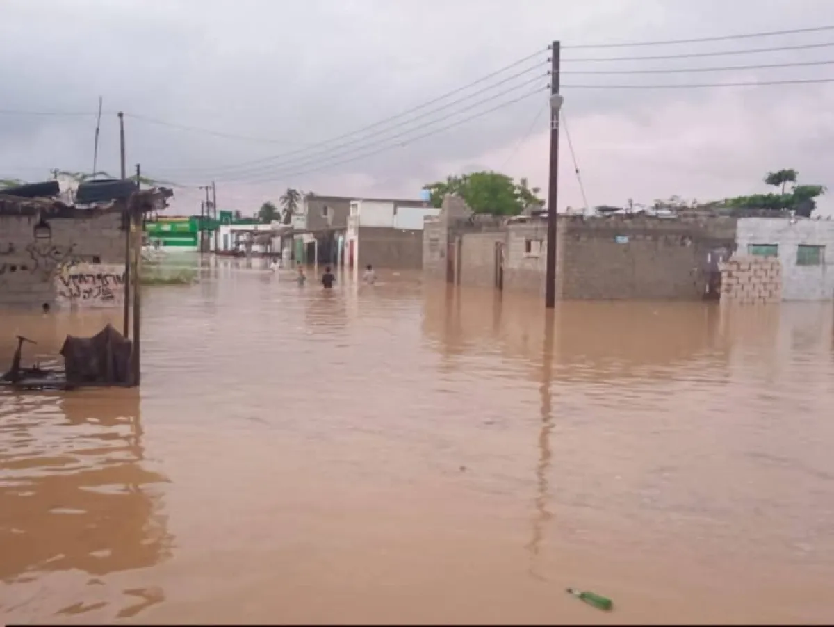 حضرموت.. غرق منازل وموجة نزوح في قصيعر جراء انهيار سد مائي عقب سيول جارفة