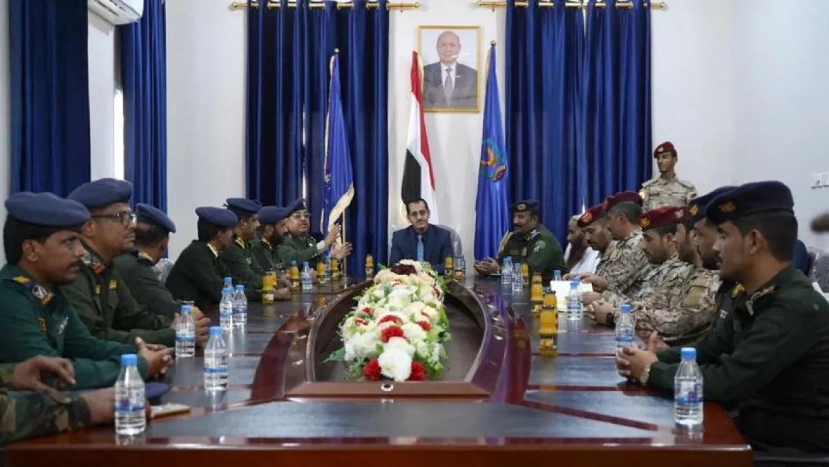 وزير الدفاع ووكيل وزارة الداخلية يتفقدان سير العملية التعليمية في كلية الشرطة بالمكلا