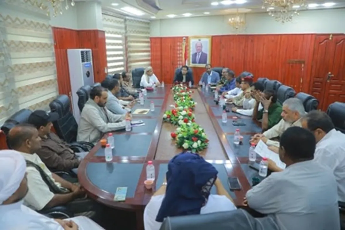 محافظ المهرة يترأس اجتماع لجنة الطوارئ ويوجه بتسخير كل الإمكانات لمواجهة المنخفض الجوي