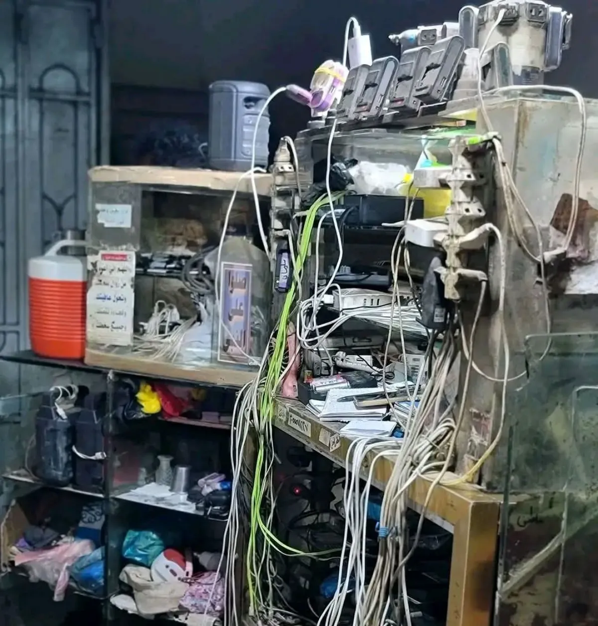 جريمة مروعة تهز تعز.. مقتل عامل شحن هواتف بسكين في السوق المركزي