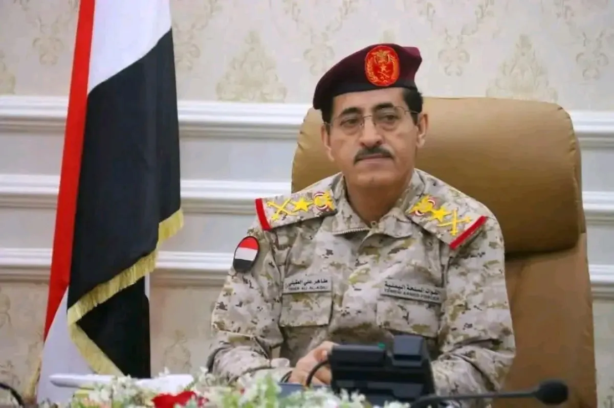 انفراجة مرتقبة.. وزير الدفاع يعلن بدء تسوية عادلة لمرتبات العسكريين في عدن ومأرب وتعز