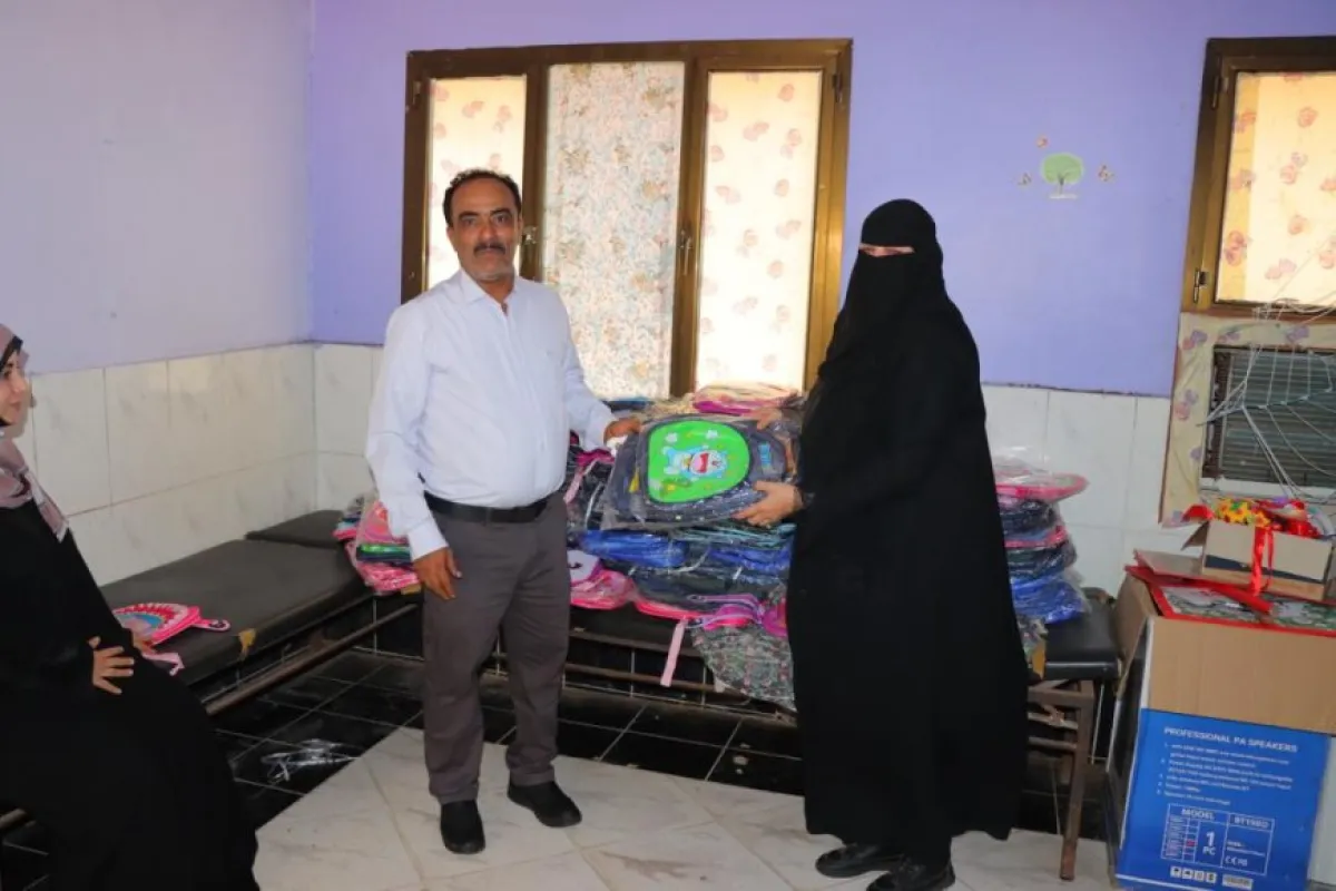 مدير عام خور مكسر يتفقد روضة الأمل ويقدم حقائب مدرسية للأطفال الخريجي من الفئة الكبرى 