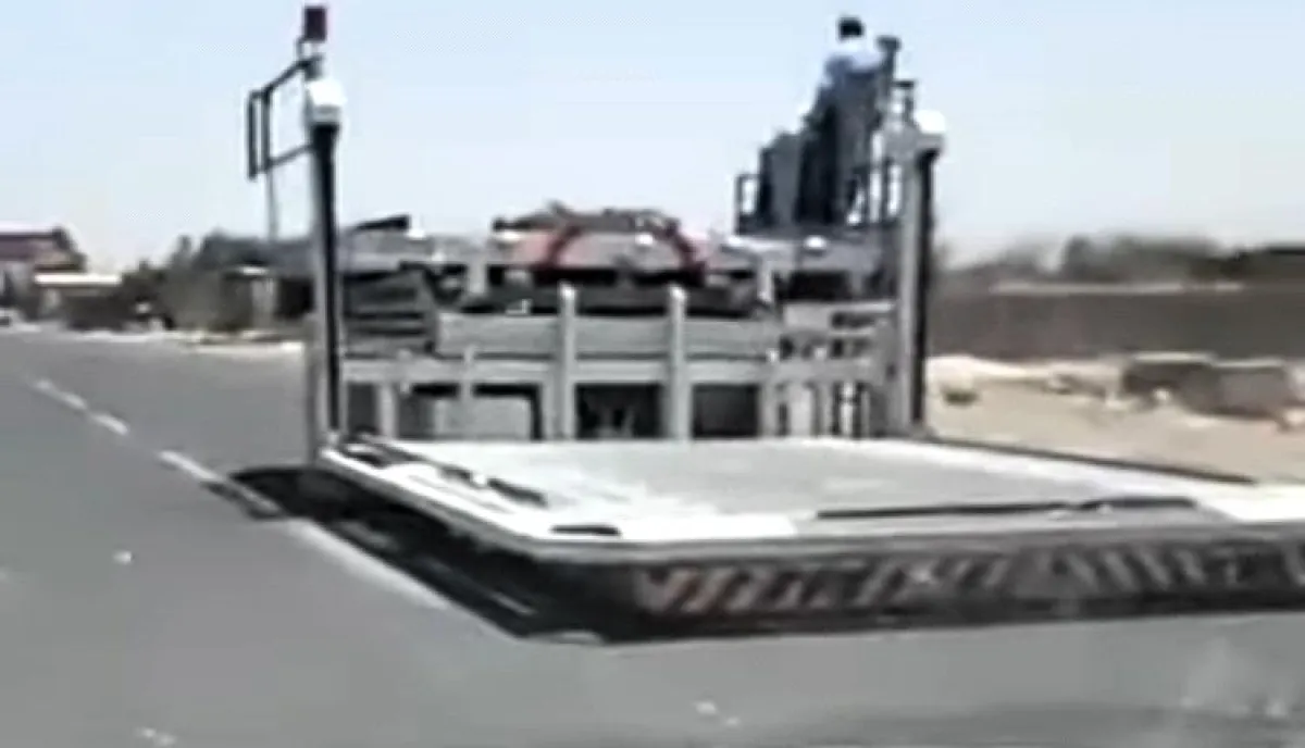 الحوثي ينهب اخر رافعة في مطار صنعاء وعناصره تجوب بها شوارع العاصمة