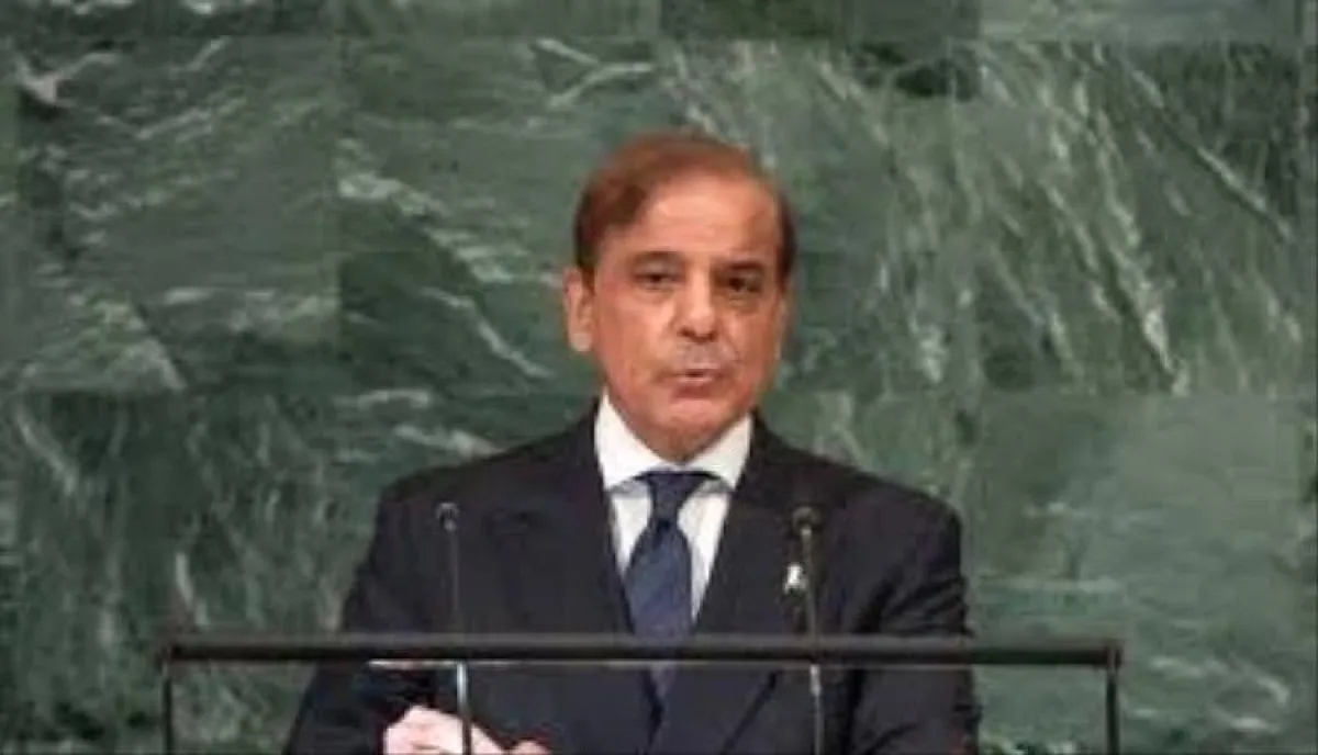 إسلام آباد تدق ناقوس الترشيد: شهباز شريف يدعو لتقليل استهلاك الوقود
