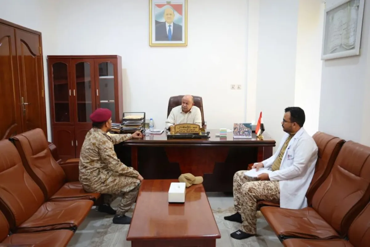 عضو مجلس القيادة الرئاسي الخنبشي يبحث سبل تطوير مستشفى 24 إبريل العسكري بالمكلا