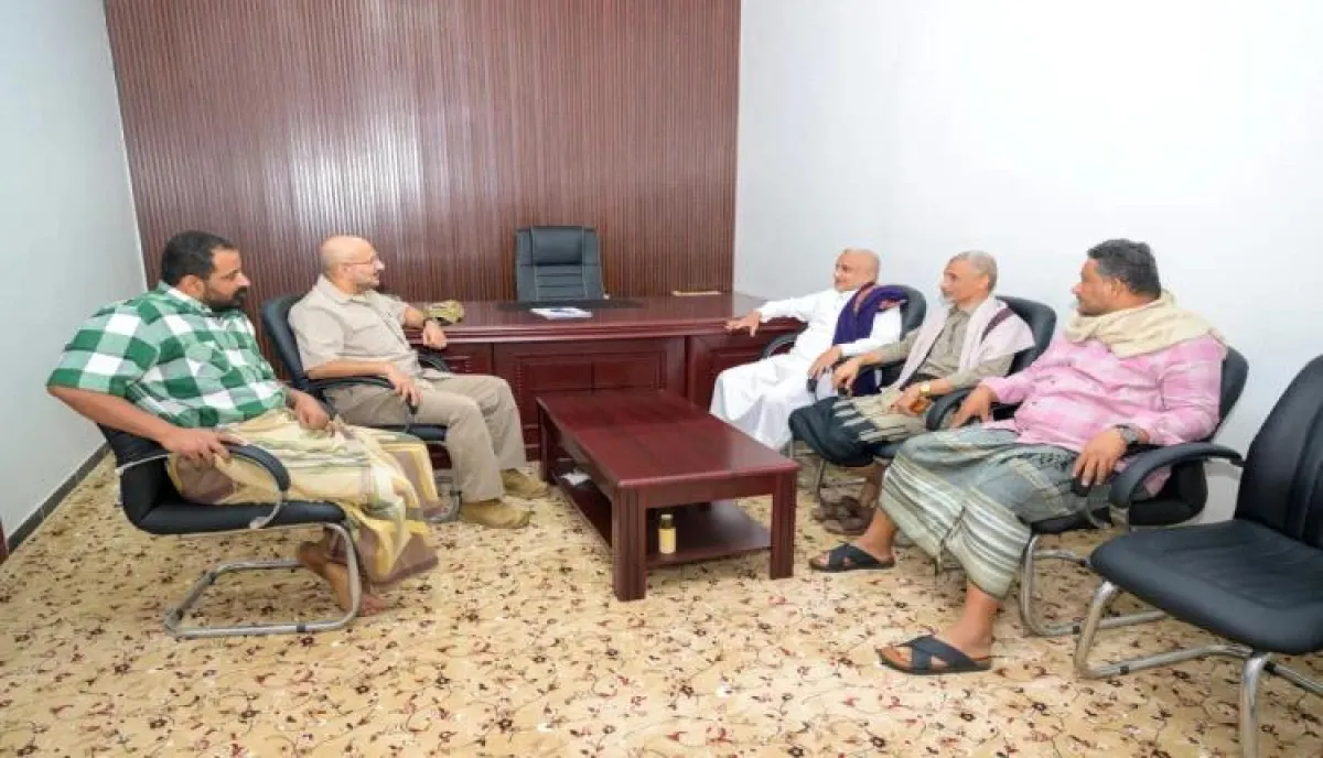 طارق صالح يشيد بدور أبناء تهامة خلال لقائه قيادياً في الحراك التهامي بالمخا