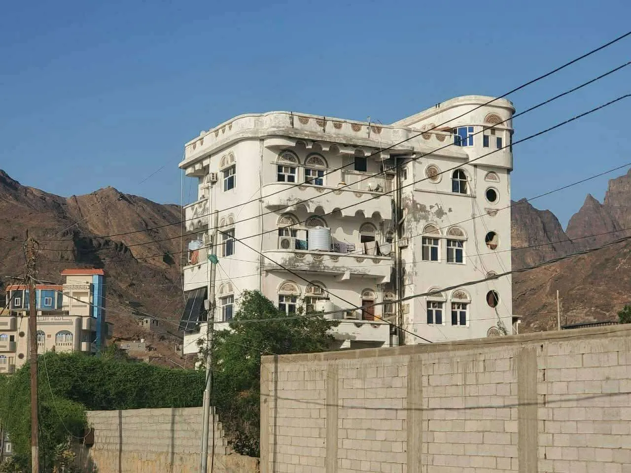  ناشطون يكشفون تحول عمارة في عدن إلى مقر للمقربين من الزبيدي