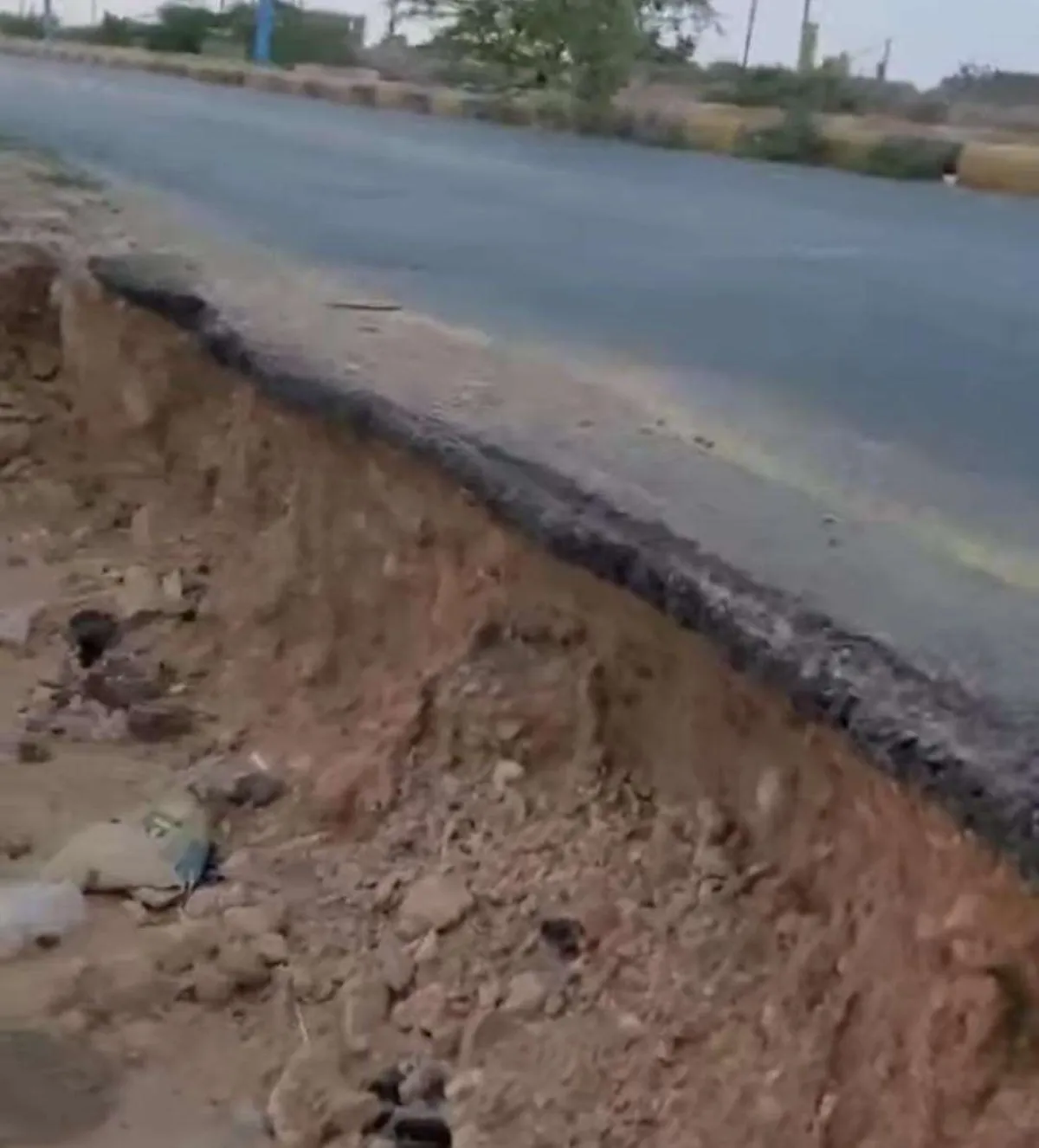 السيول تنهش الإسفلت في طريق عتق – العبر