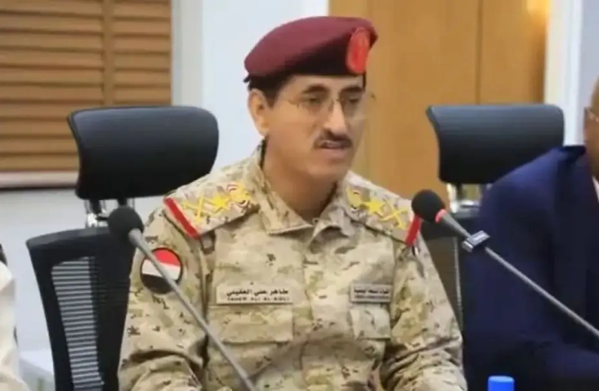 وزير الدفاع يتحدث عن معالجة مرتبات الجيش في مأرب وتعز وعدن ويؤكد: ''سيتم توحيد المرتبات بالريال اليمني أو السعودي ومشكلتنا الوحيدة الأسماء الوهمية''