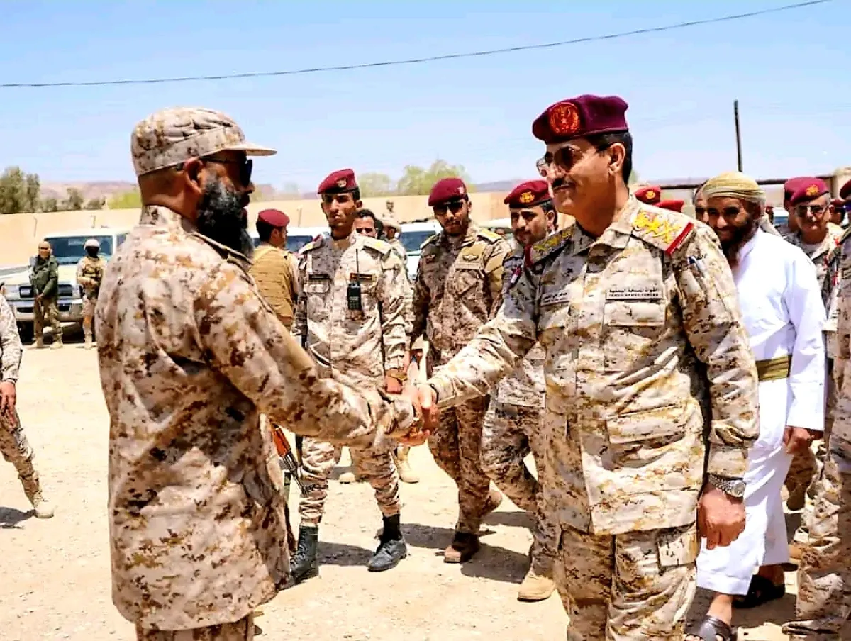 وزير الدفاع اليمني يتحدث عن توحيد مرتبات الجيش ويؤكد على تمكين السلطات المحلية لإدارة القرار العسكري