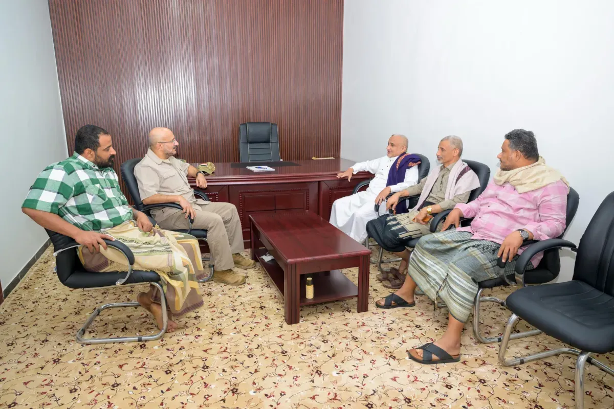 طارق صالح يلتقي القيادي عبدالرحمن مكرم عقب انضمامه لصفوف الشرعية