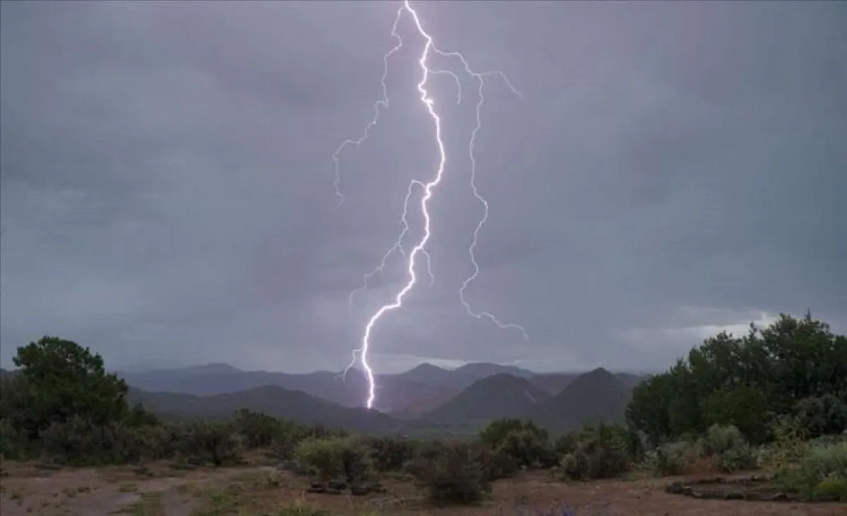 فلكي يتوقع هطول أمطار رعدية مستمرة على عدة محافظات
