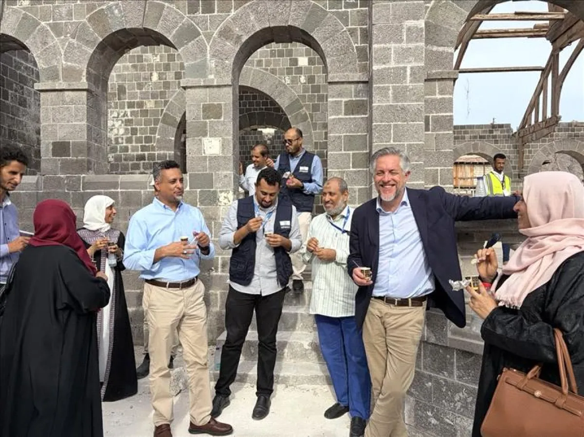سفير الاتحاد الأوروبي يصل عدن ويشيد بتحسن الأوضاع خلال زيارات ميدانية لمشاريع ثقافية وسياحية