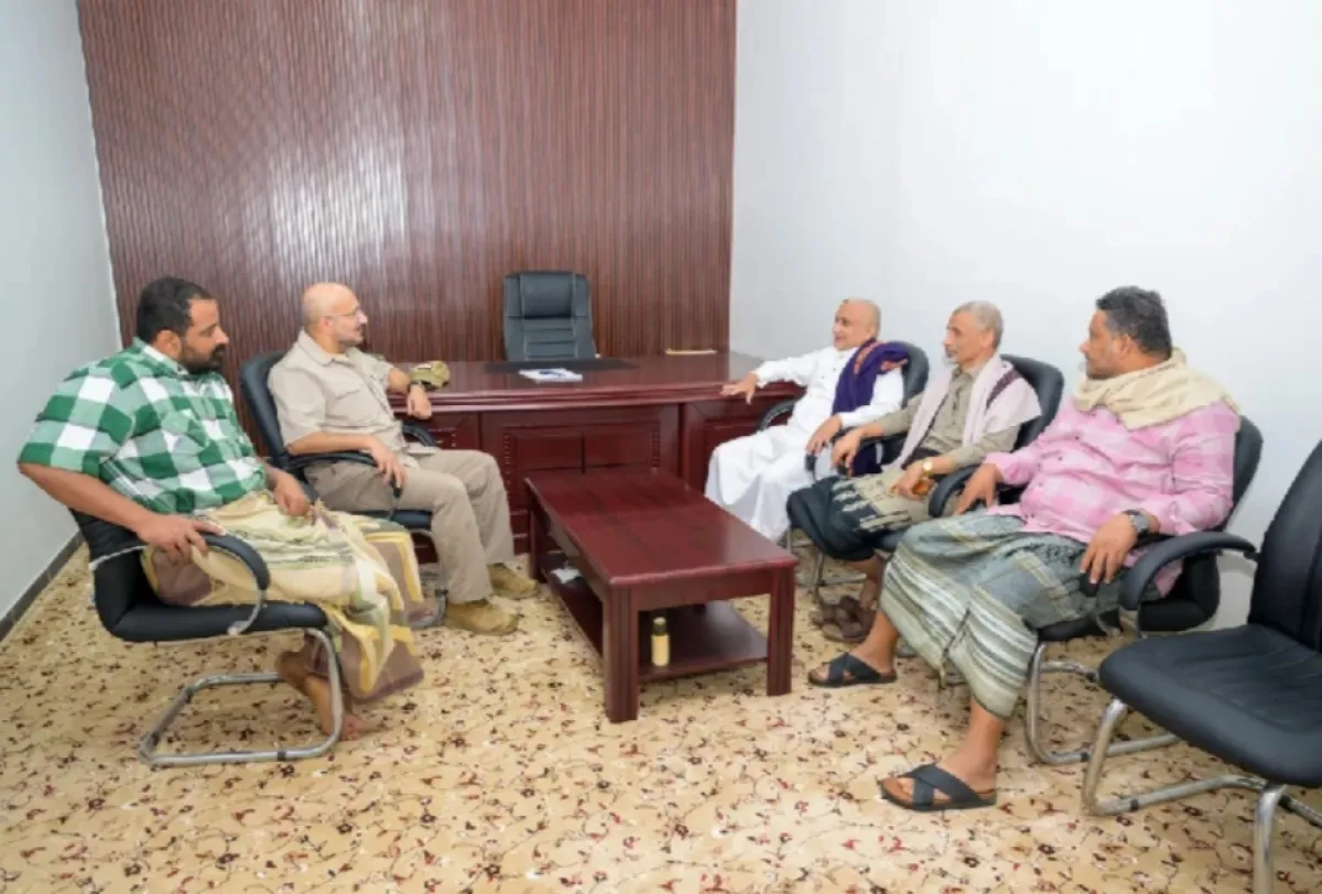 عقب إعلان انضمامه للشرعية.. طارق صالح يلتقي الشيخ عبدالرحمن مكرم في المخا