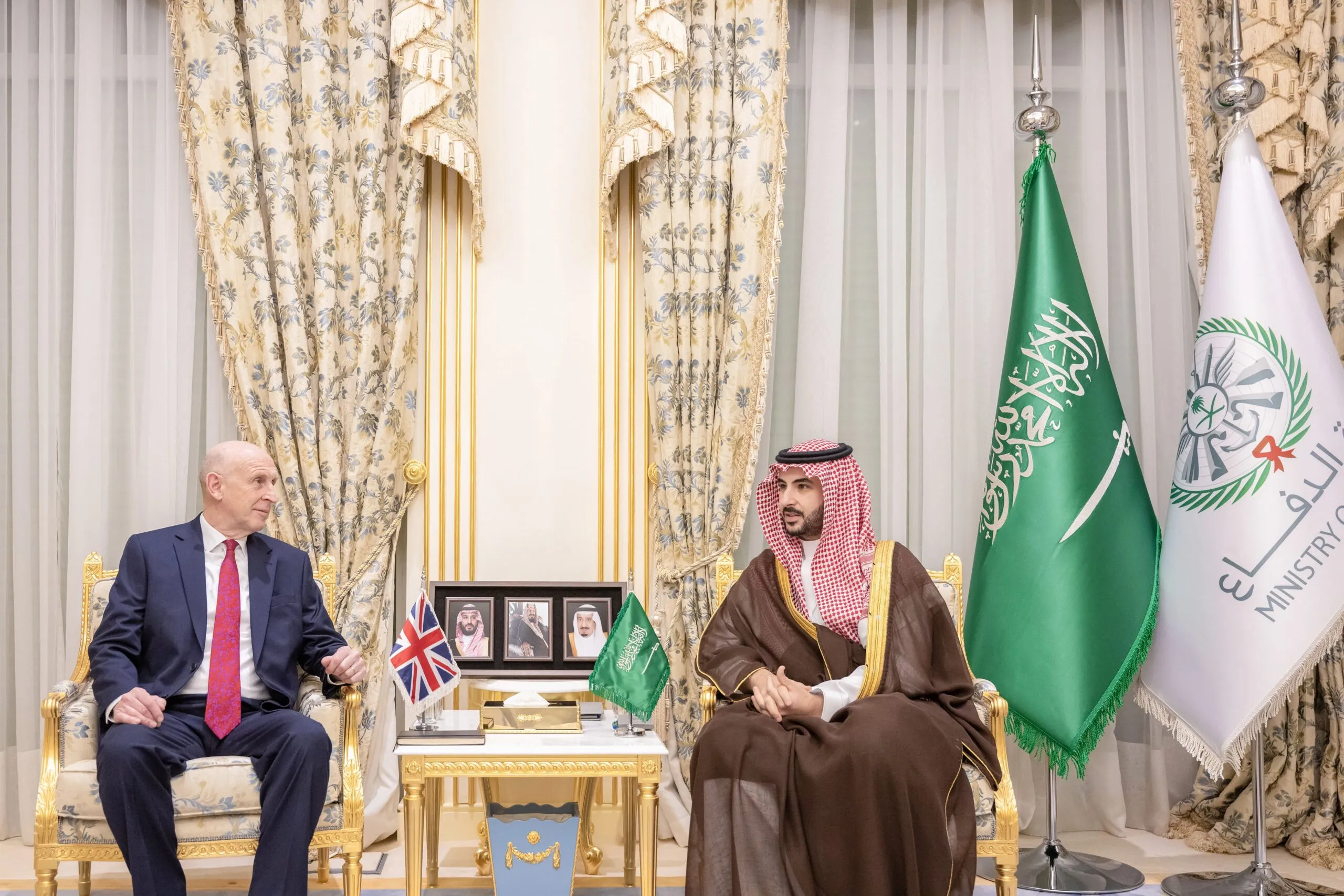 وزير الدفاع السعودي يلتقي نظيره البريطاني ويؤكدان تعزيز الشراكة الاستراتيجية