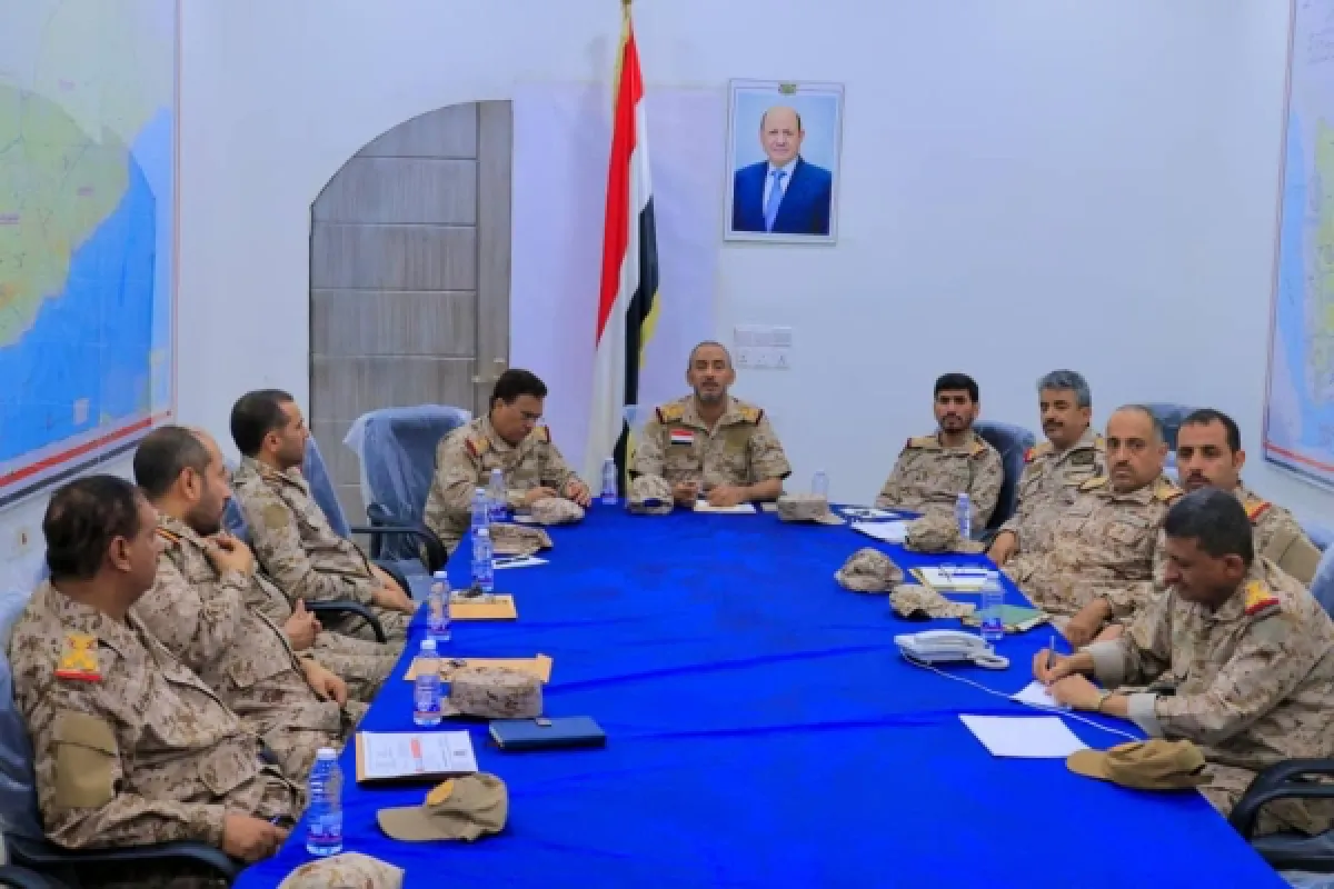 رئيس الأركان اليمني يؤكد رفع الجاهزية وتعزيز التنسيق لمواجهة التحديات