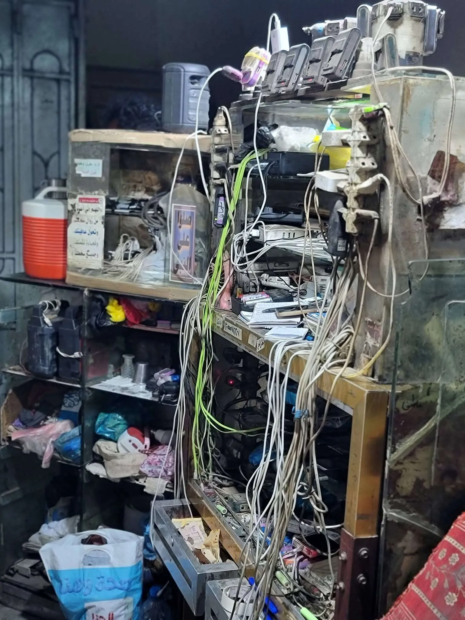 جريمة مروعة مقتل عامل شحن الجوالات