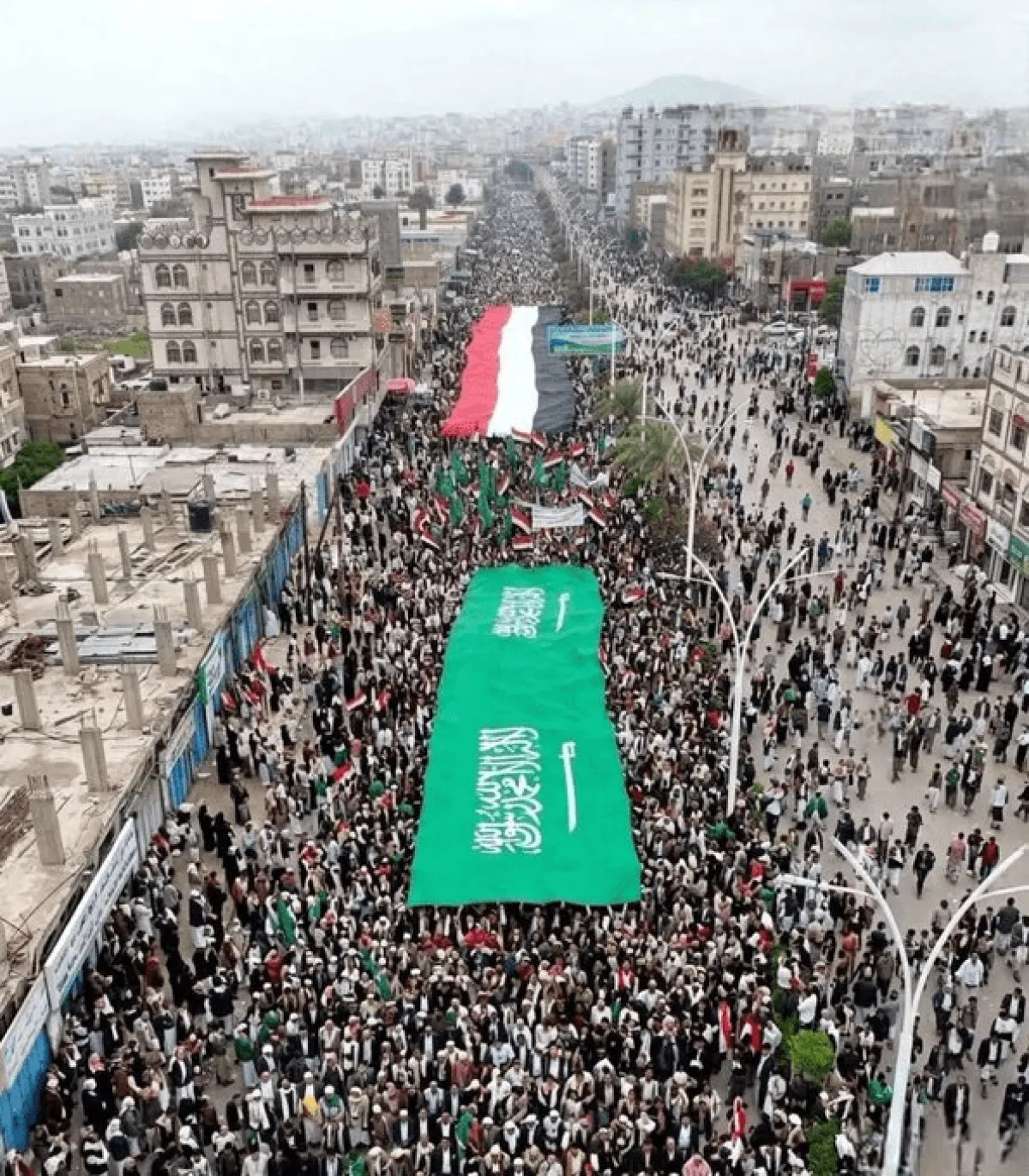 تظاهرة في تعز تقف مع الدول العربية في مواجهة الهجمات الإيرانية