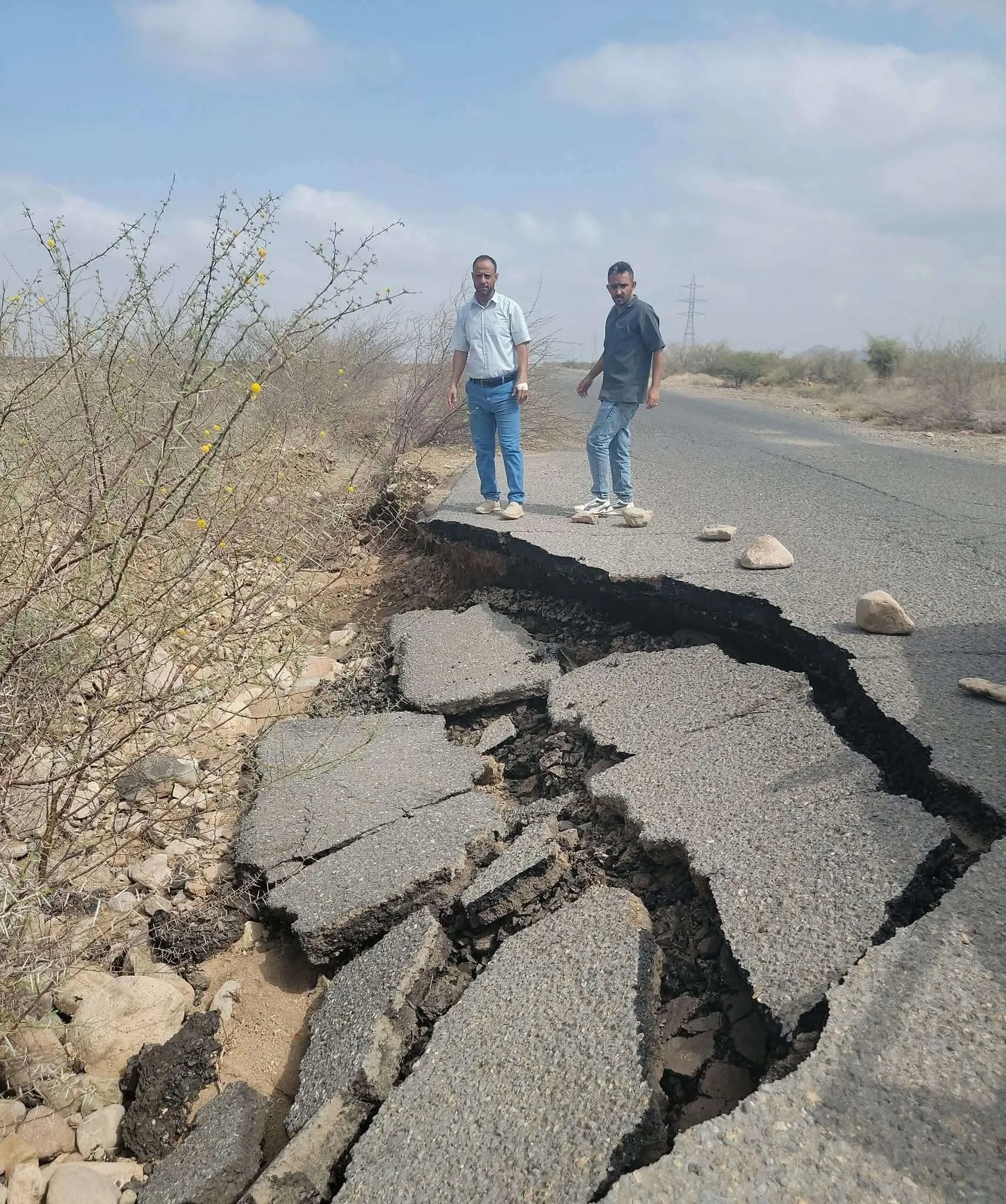 نزول ميداني يكشف أضرارًا كبيرة في طرق الساحل الغربي