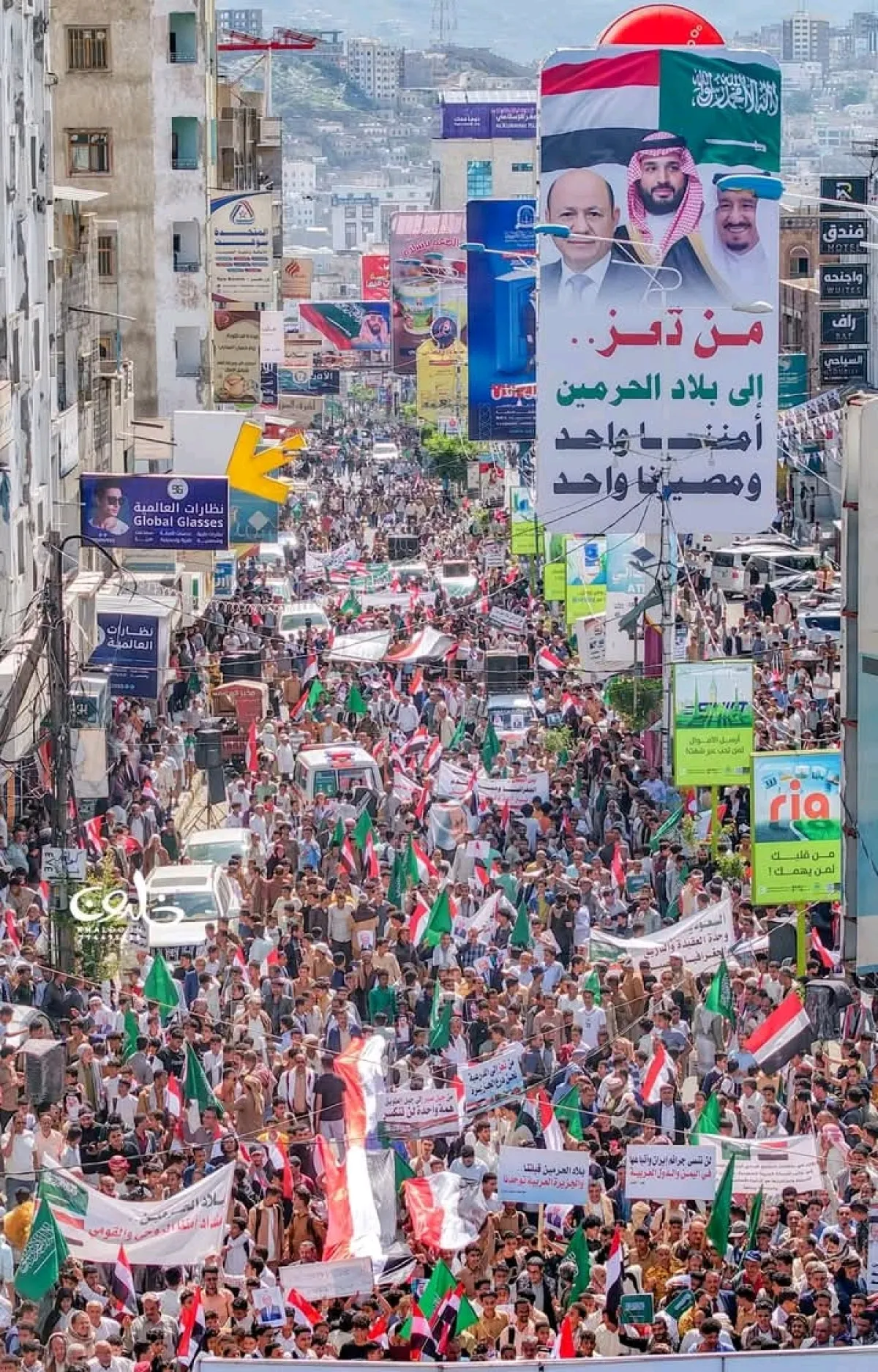 شاهد.. تعز تخرج بحشد جماهيري كبير تضامنا مع السعودية والدول الشقيقة التي تتعرض للعدوان الإيراني