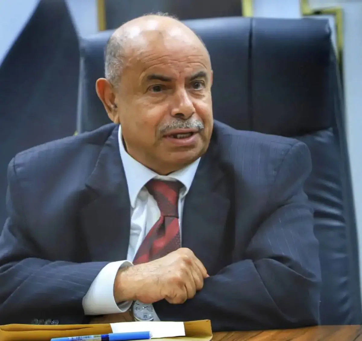 عضو مجلس القيادة الرئاسي سالم الخنبشي يصدر تعميماً بمنع حمل السلاح بحضرموت